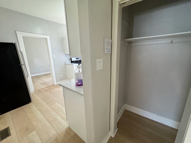 Photo - 1623 W 61st St