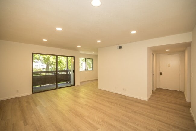 Photo - Completely Remodeled 2 Bed, 2 Bath Condo in Desirable Greenhouse Complex!