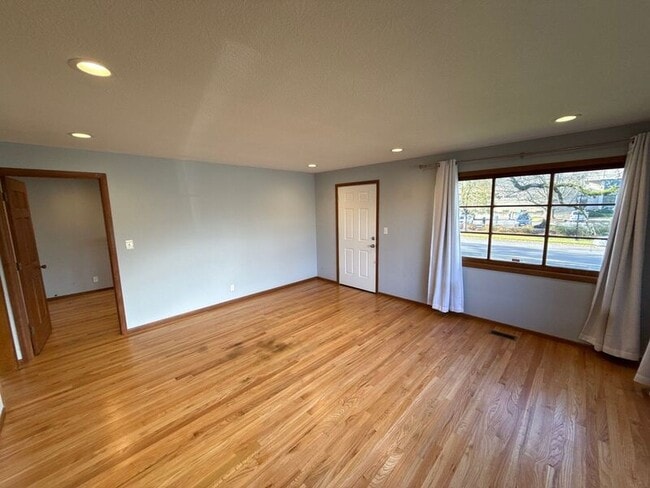 Photo - 610 Liberty St SE