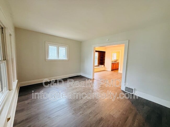 Photo - 9302 Rosewood Ave