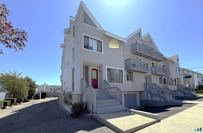 Building Photo - 105 Tremont Ave Unit C