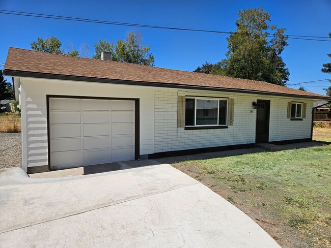 Building Photo - Charming Home on Quiet, Dead-End Street