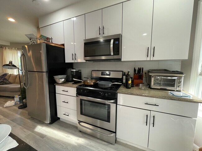 Building Photo - 66 Quint Ave Unit 1