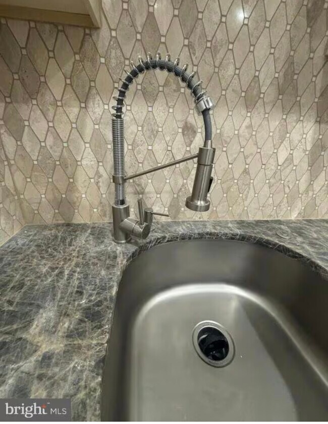 Deep sink - 320 Loney St