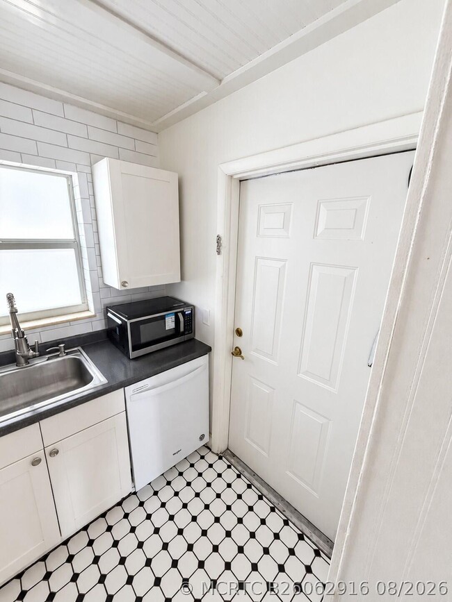 510 Lake Shore Dr Unit 29