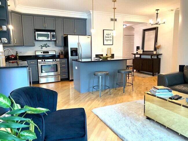 Photo - 815 N Marshfield Ave Unit 202