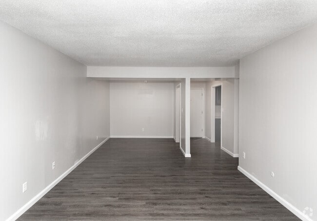 2BR, 2BA - 900 SF