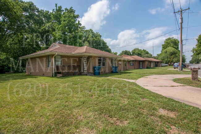 Building Photo - Charming 2-Bedroom Duplex