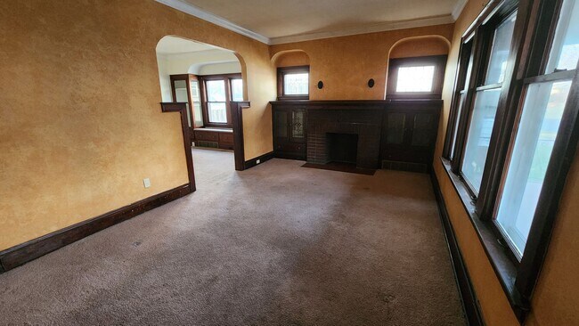 Photo - 4932 E 84th St Unidad Down