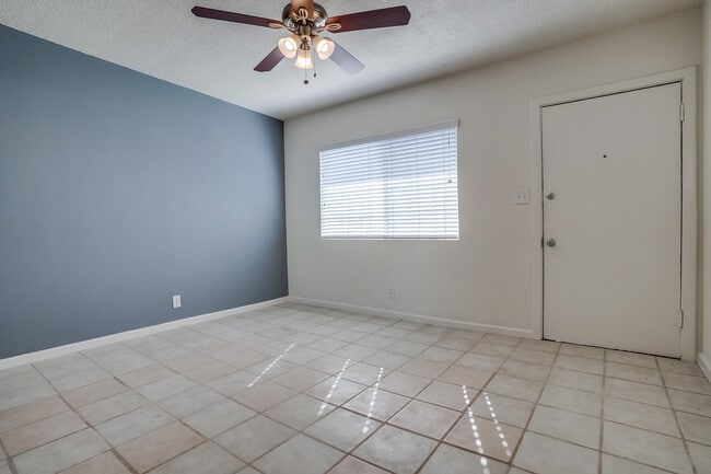 Photo - 2425-2431 S. Ridgeley Dr (B)