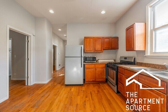 Building Photo - 2416 N Maplewood Ave Unit 1F