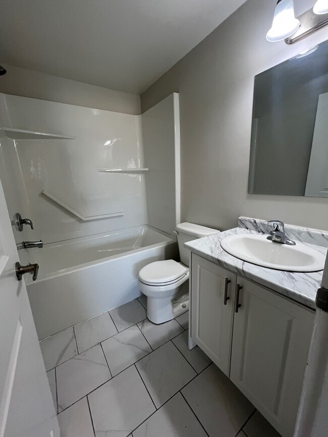 Building Photo - 225 Queen St Unit 7