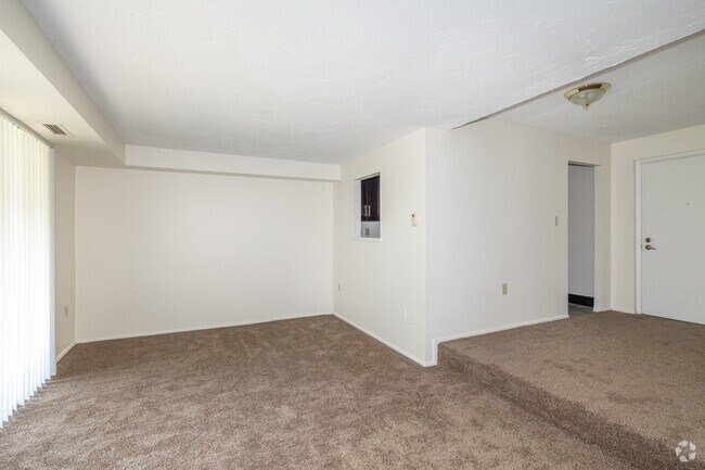 2 habitaciones, 2 baños, 1015 pies cuadrados, sala de estar - Portage Towers Apartments