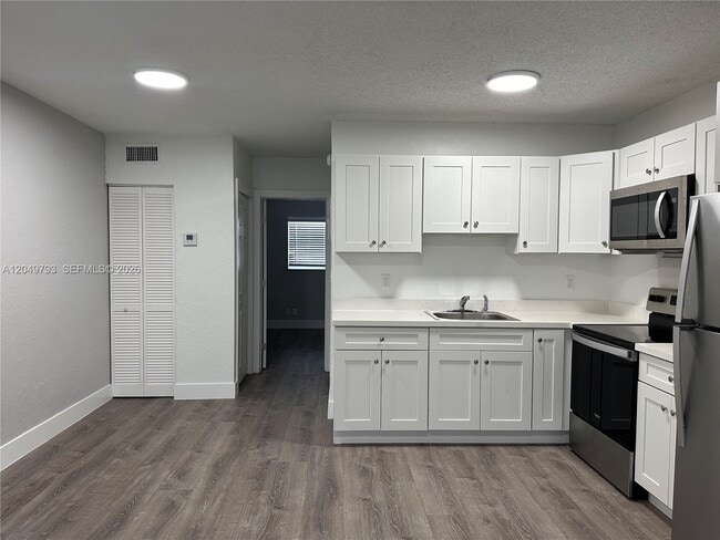 Photo - 3660 NE 11th Ave Unidad 3