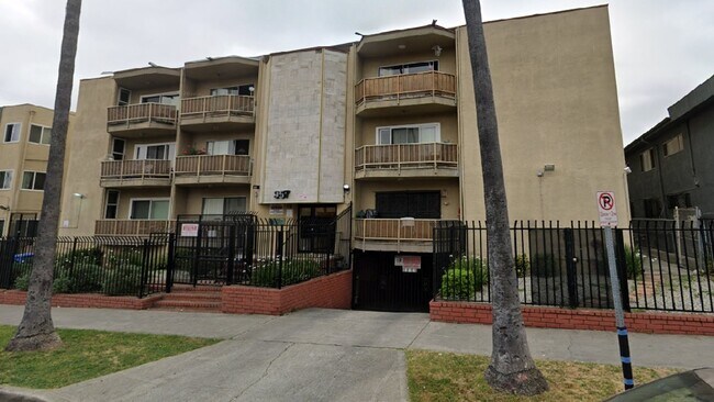 Photo - 3139 - 957 Menlo Ave.