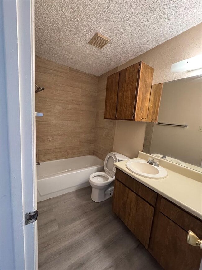 Building Photo - 1713 Hiawatha Dr