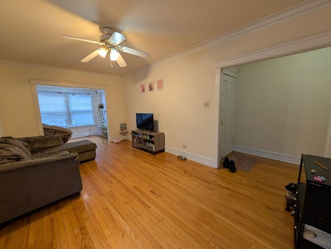 Photo - Spacious Albany Park 1-bed/1-bath with Sunroom and Dining Room Unit 3348-2