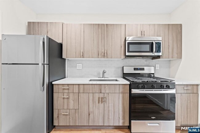 Building Photo - 557 Broad St Rental