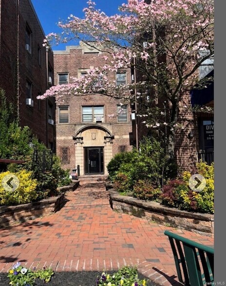 Building Photo - 7 Bond St Unit 3J