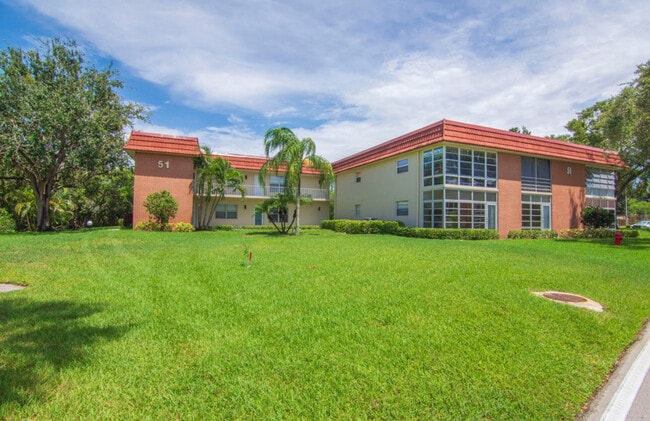 Building Photo - 52 Woodland Dr Unit 104