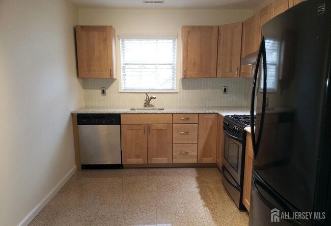 Photo - 180 Tulip Ln