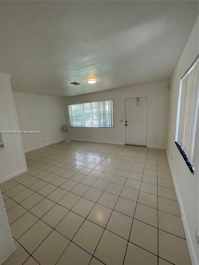 Photo - 2435 Plunkett St