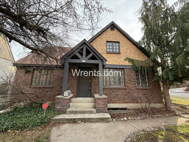 Building Photo - Stunning South Hill Home