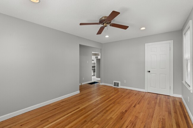 Photo - 963 Collier Pl