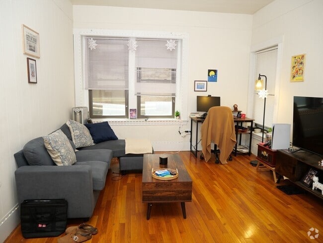 Building Photo - 1386 Beacon St Unit 4 Rental
