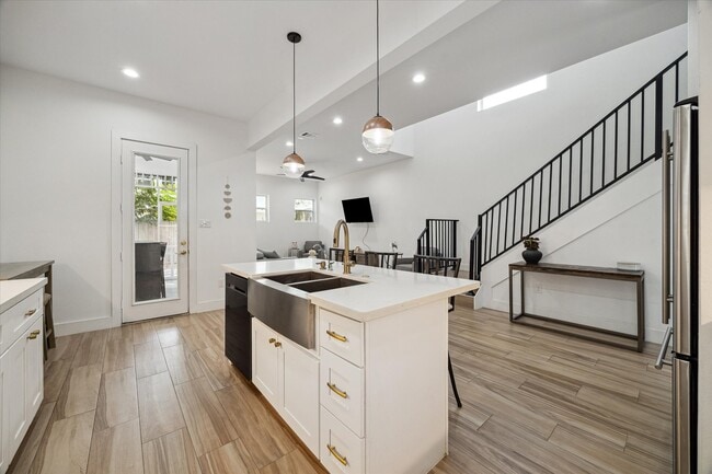 Building Photo - 5021 Creekmont Dr