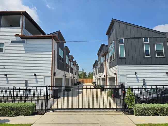 Building Photo - 611 Emile St