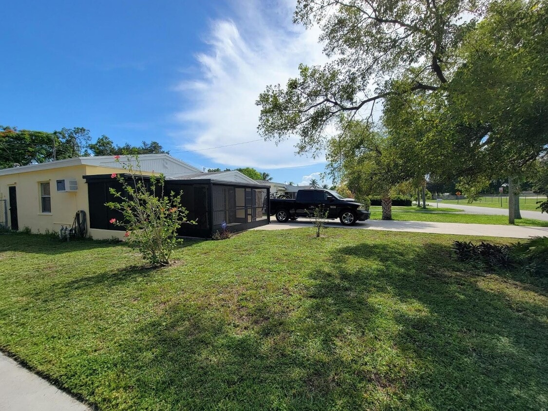 Photo - 2074 NE 174th St (North Miami Beach, FL)