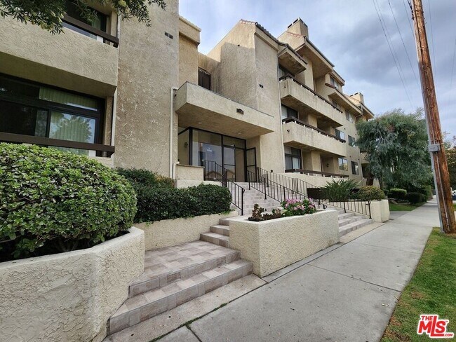 5237 Newcastle Ave Unit 305