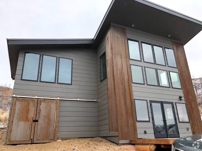 Building Photo - Stunning 2 Bed 2 Bath Home with Gorgeous M...