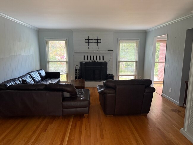 Photo - 212 White Oak St