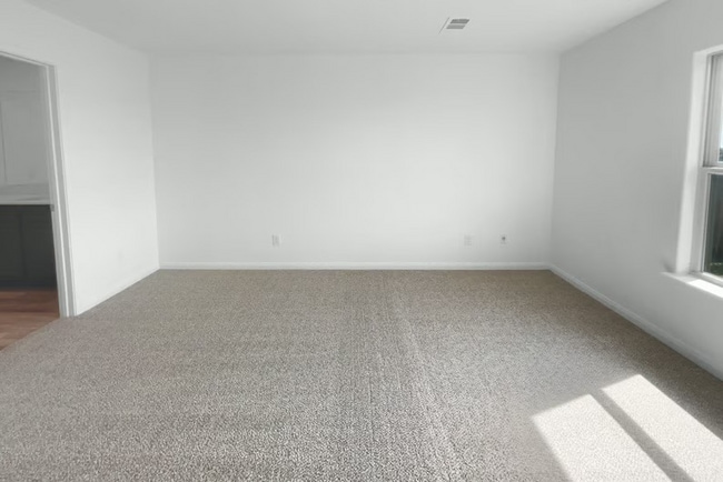 Building Photo - 400 Lynn St Rental