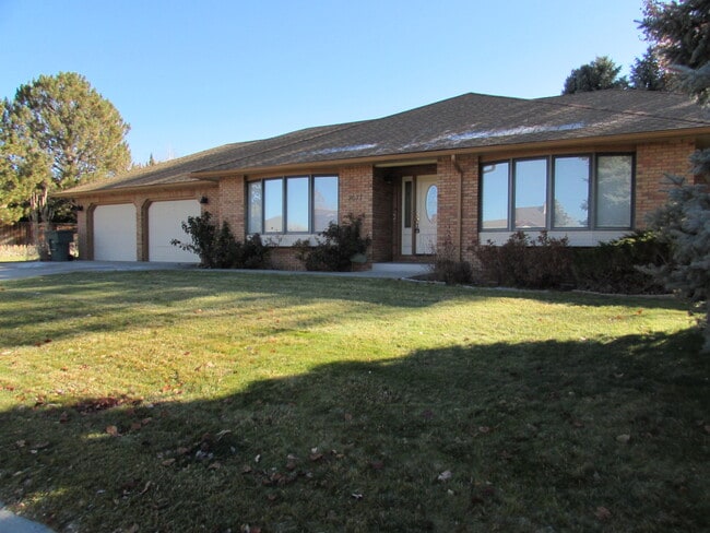 Building Photo - 2677 Cambridge Dr Rental