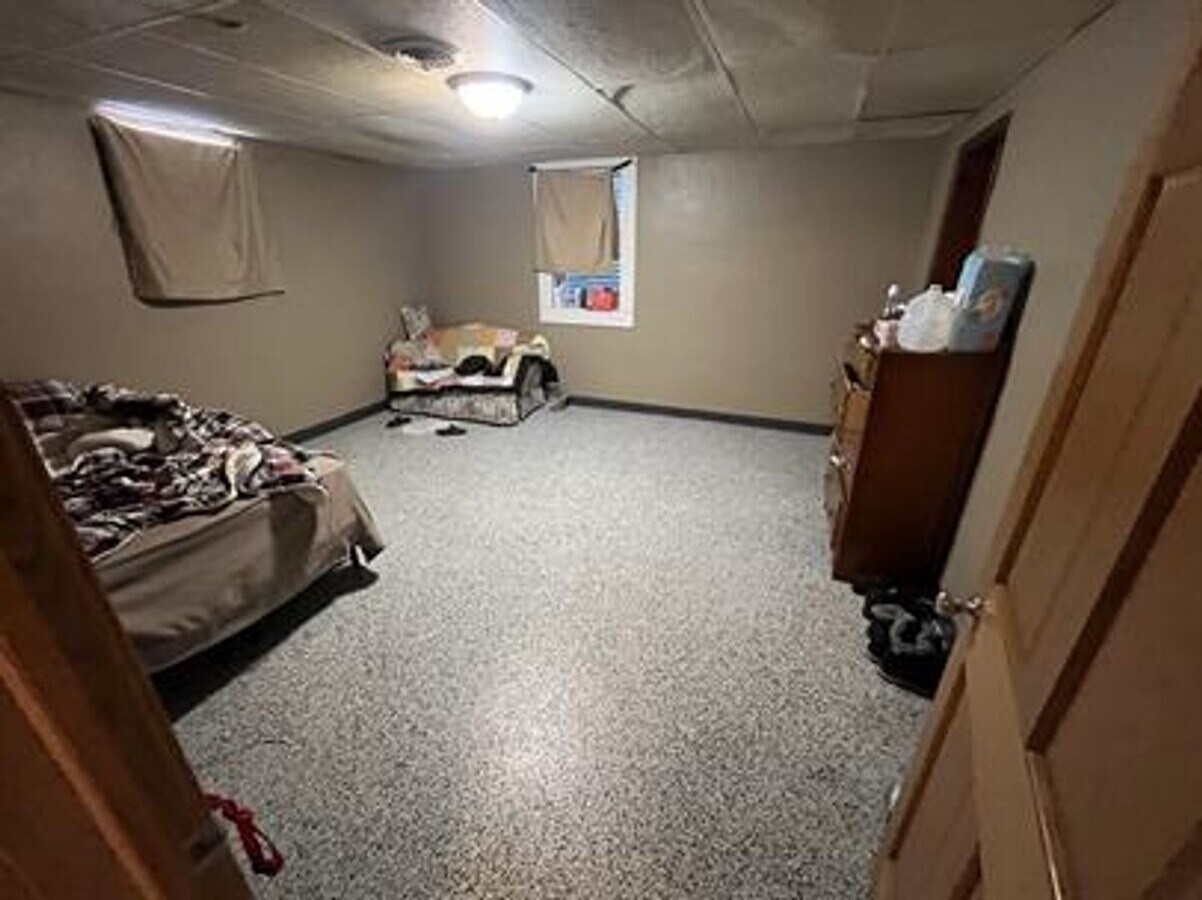 Photo - 5 bedroom/ 2 bath home within walking distance to BSU