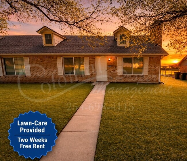 Building Photo - AVAILABLE NOW!