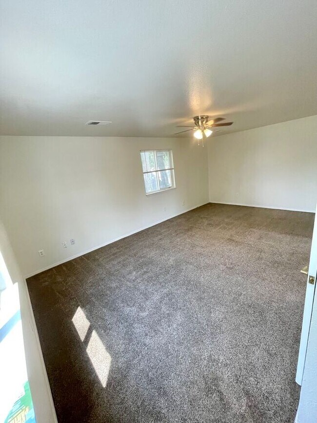 Move-In Special: 2 Weeks Free! Spacious 3 Bed, 1.5 Bath Apartment in Longmont