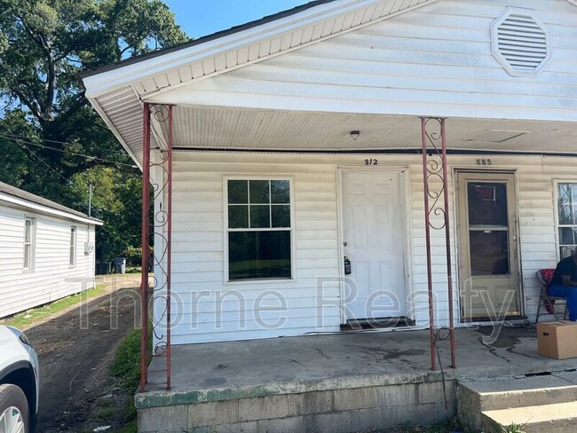 Building Photo - 812 E Grand Ave Rental