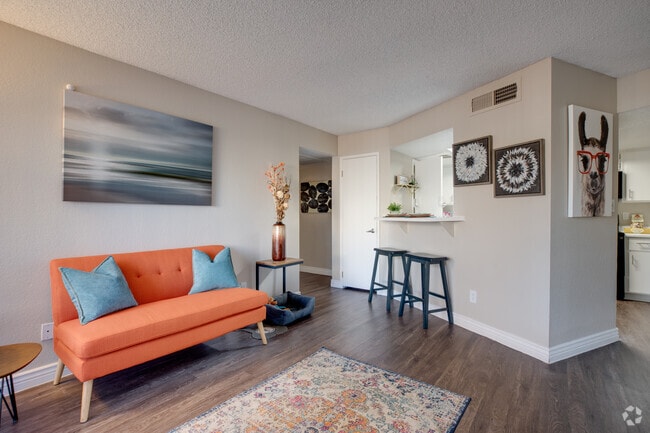 2BR, 2BA - 822 SF