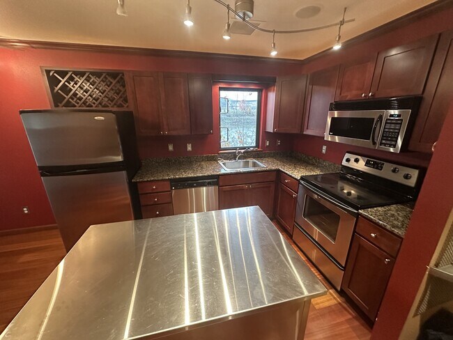 Photo - 920 NW Naito Pkwy