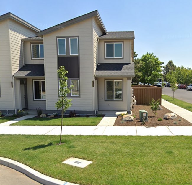 Building Photo - Modern 3 BR, 2 BA Townhouse in the Heart of Bend, OR!