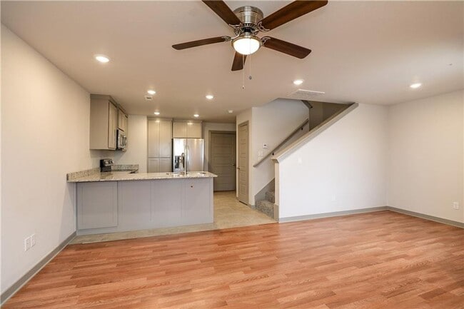 Building Photo - Welcome To Your Next Home In A Fabulous Central Location