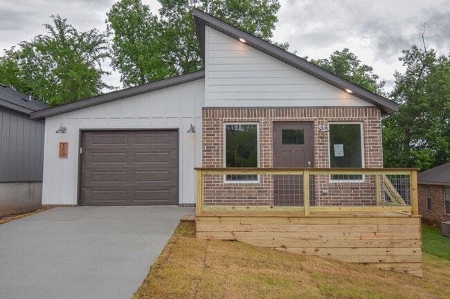 Building Photo - 2 Bedroom 2 Bathroom Home in Fayetteville, AR