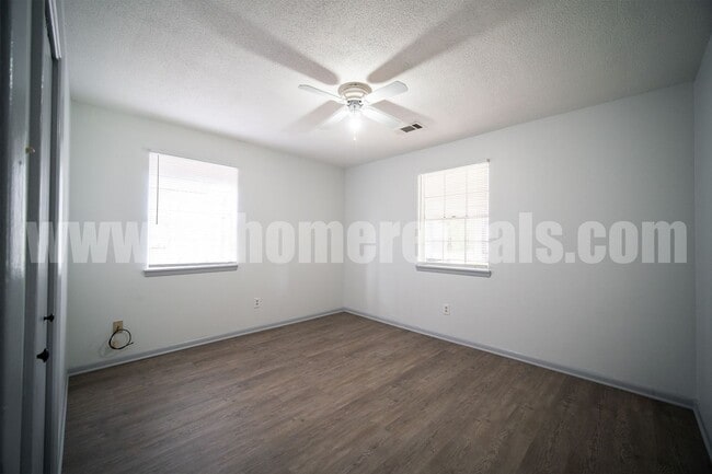 Photo - 8209 Woodview Dr E Unit A