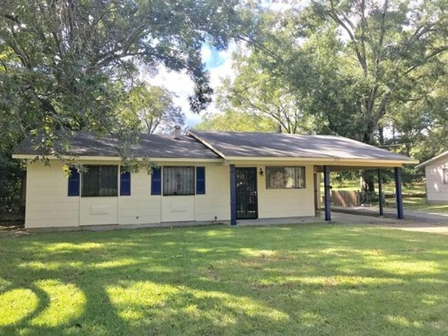 Building Photo - 1735 Woody Dr