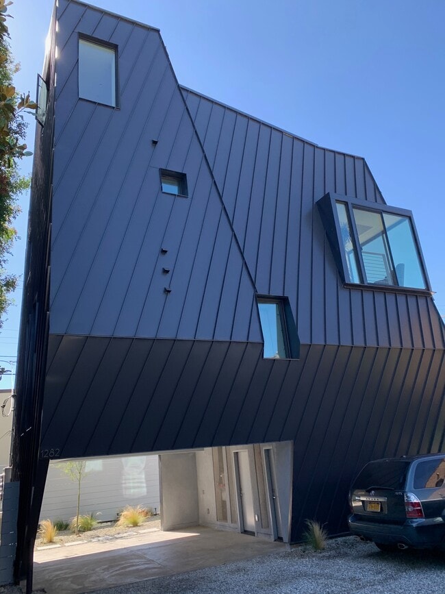 Building Photo - 1282 S Cloverdale Ave