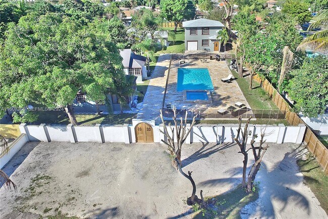 Photo - 2411 Monroe St